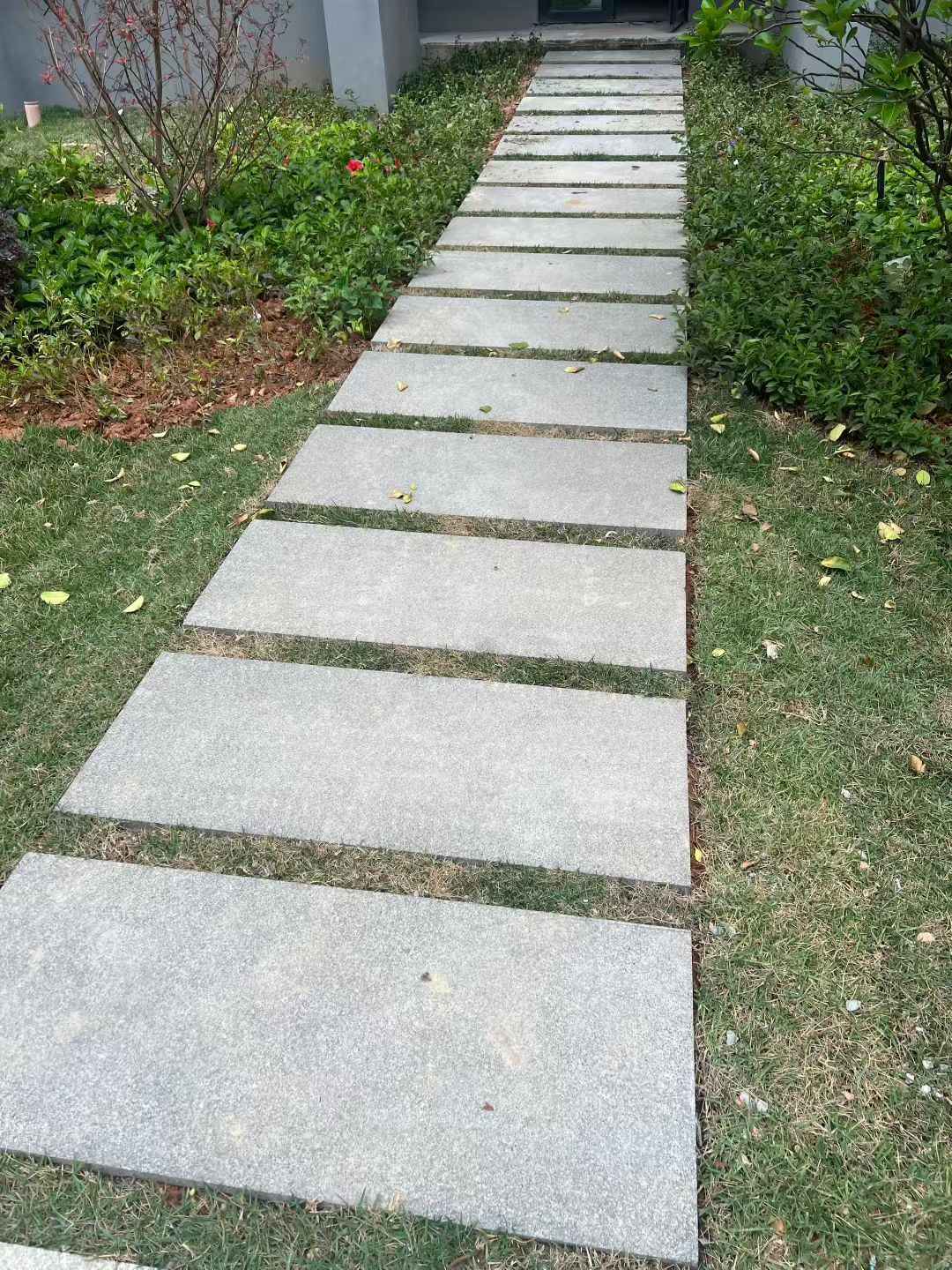 安顺 芝麻黑小区踏步、汀步石铺装效果